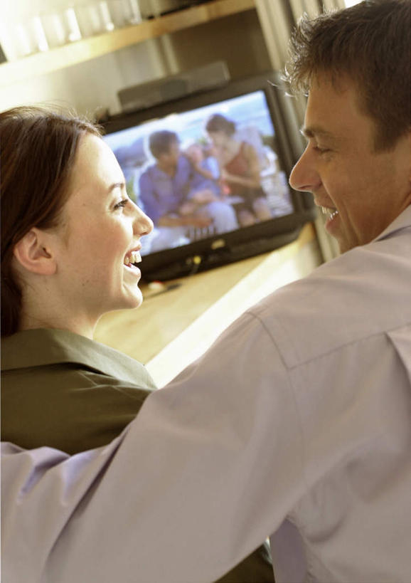 西方人,两个人,夫妻,客厅,坐,抱,竖图,室内,白天,正面,爱情,电视,欧洲,欧洲人,浪漫,恩爱,恋人,抱着,起居室,搂着,男人,男性,女人,女性,中年男性,中年女性,白种人,情侣,电视机,搂,搂抱,坐着,半身,彩图,伴侣