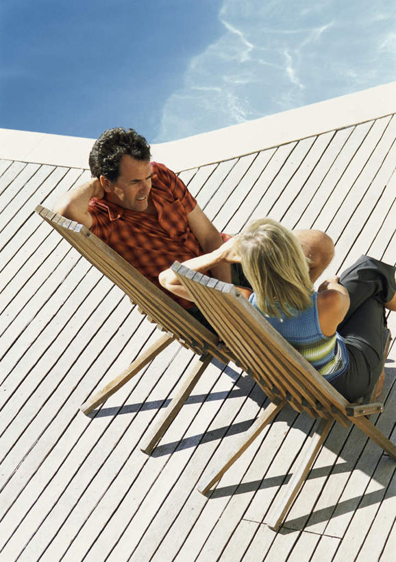 西方人,两个人,夫妻,体育馆,游泳池,坐,说,竖图,俯视,室外,白天,爱情,讨论,水,椅子,欧洲,欧洲人,阴影,光线,影子,木椅,躺椅,水池,水面,浪漫,泳池,相视,阳光,面对面,恩爱,恋人,对视,游泳馆,相对,相看,交流,男人,男性,女人,女性,中年男性,中年女性,白种人,情侣,沟通,讲话,交谈,商讨,说话,谈话,坐着,半身,彩图,高角度拍摄,伴侣