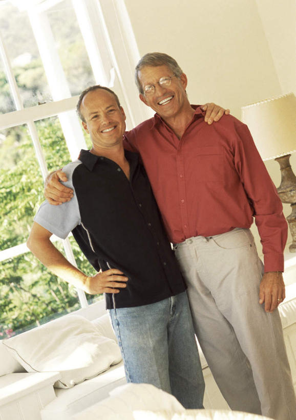 西方人,两个人,伙伴,朋友,站,抱,竖图,室内,白天,正面,友谊,植物,窗户,欧洲,欧洲人,眼镜,玻璃窗,树,树木,绿色,自然,站着,生长,成长,抱着,搂着,近视眼镜,友情,老年男性,男人,男性,白种人,搂,搂抱,站立,半身,彩图