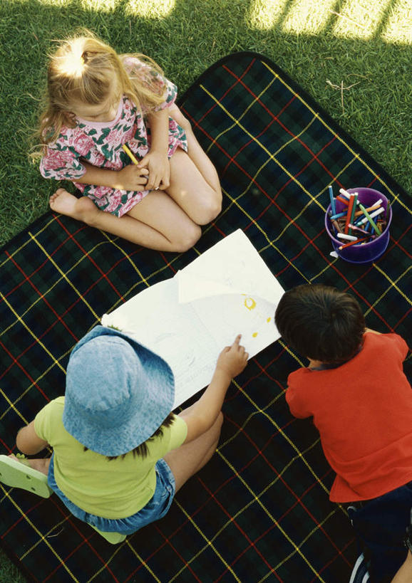 西方人,儿童,三个人,跪,竖图,俯视,室外,白天,纯洁,草地,草坪,植物,帽子,书籍,欧洲,欧洲人,指,阴影,光线,影子,方向,桌布,草,小孩,绿色,阳光,遮阳帽,手势,可爱,童年,童趣,指向,童真,烂漫,无邪,天真,男孩,男人,男性,女孩,女人,女性,白种人,孩子,书,图书,跪着,半身,彩图,高角度拍摄,男生,女生