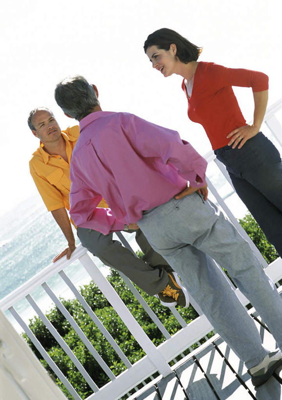 西方人,三个人,夫妻,伙伴,朋友,栏杆,坐,说,竖图,室外,白天,仰视,爱情,讨论,友谊,海浪,海洋,植物,欧洲,欧洲人,浪花,云,云朵,围栏,浪漫,云彩,手叉腰,护栏,树,树木,蓝色,绿色,白云,蓝天,天空,自然,海水,天,叉腰,恩爱,恋人,生长,成长,海景,交流,友情,男人,男性,女人,女性,中年男性,中年女性,白种人,情侣,大海,风浪,海,海水的波动,近岸浪,涌浪,沟通,讲话,交谈,商讨,说话,谈话,坐着,半身,彩图,低角度拍摄,伴侣