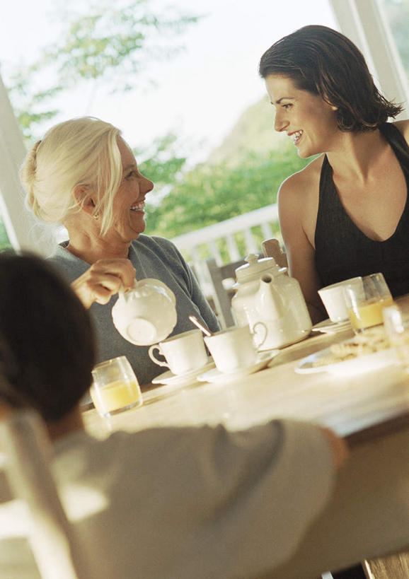 点心,面包,西方人,儿童,老年人,背部,三个人,母亲,儿子,祖母,三代同堂,坐,笑,微笑,露齿笑,竖图,室外,白天,正面,纯洁,植物,餐桌,桌子,杯子,餐具,欧洲,欧洲人,朦胧,模糊,瓷器,碟子,盘,食品,面点,咖啡杯,陶瓷制品,拿,拿着,祖孙三代,相视,树,树木,食物,糕点,小孩,绿色,自然,盘子,碟,温暖,温馨,母子,面对面,可爱,母爱,童年,童趣,生长,奶奶,成长,餐台,对视,和睦,瓷杯,相对,童真,烂漫,无邪,外婆,外祖母,外孙,相看,外孙子,天真,老年女性,男孩,男人,男性,年轻男性,年轻女性,女人,女性,白种人,孩子,年轻人,全家福,孙子,进餐用具,烹调用具,坐着,半身,彩图,融洽,男生,多代同堂,妈妈