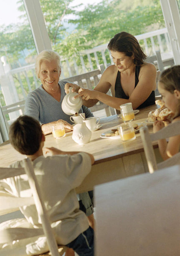 点心,面包,西方人,儿童,老年人,背部,四个人,母亲,女儿,祖母,三代同堂,坐,笑,微笑,露齿笑,竖图,室内,白天,正面,纯洁,植物,餐桌,桌子,杯子,餐具,欧洲,欧洲人,倒,朦胧,模糊,瓷器,碟子,壶,盘,食品,面点,咖啡杯,陶瓷制品,拿,拿着,祖孙三代,相视,水壶,树,树木,食物,糕点,小孩,绿色,自然,盘子,茶壶,碟,温暖,温馨,母女,面对面,可爱,母爱,童年,童趣,生长,奶奶,成长,餐台,对视,和睦,瓷杯,相对,童真,烂漫,无邪,外婆,外孙女,外祖母,外孙,相看,外孙子,天真,老年女性,男孩,男人,男性,年轻男性,年轻女性,女孩,女人,女性,白种人,孩子,年轻人,全家福,孙女,孙子,坐着,半身,彩图,融洽,男生,女生,多代同堂,妈妈