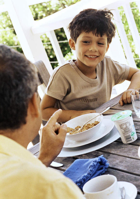 西方人,儿童,两个人,家庭,父亲,儿子,坐,笑,微笑,露齿笑,竖图,室外,白天,正面,纯洁,植物,餐桌,桌子,杯子,餐具,欧洲,欧洲人,指,瓷器,碟子,盘,咖啡杯,陶瓷制品,方向,相视,树,树木,小孩,绿色,自然,盘子,碟,碗,手势,温暖,温馨,父子,一家人,面对面,父爱,可爱,童年,童趣,生长,成长,餐台,对视,和睦,指向,瓷杯,相对,童真,烂漫,无邪,相看,天真,男孩,男人,男性,年轻男性,白种人,孩子,年轻人,进餐用具,烹调用具,坐着,半身,彩图,融洽,男生
