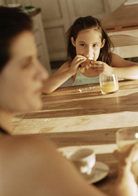 点心,面包,西方人,儿童,背部,两个人,家庭,母亲,女儿,坐,竖图,室内,白天,正面,纯洁,餐桌,桌子,杯子,餐具,欧洲,欧洲人,朦胧,模糊,碟子,盘,饭厅,食品,面点,拿,拿着,玻璃制品,食物,糕点,小孩,盘子,水杯,碟,温暖,温馨,母女,一家人,可爱,母爱,童年,童趣,餐台,和睦,童真,烂漫,无邪,天真,年轻女性,女孩,女人,女性,白种人,孩子,年轻人,玻璃杯,坐着,半身,彩图,融洽,女生