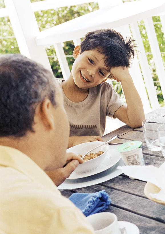 西方人,儿童,两个人,家庭,父亲,儿子,坐,笑,微笑,露齿笑,竖图,室外,白天,正面,纯洁,植物,餐桌,桌子,杯子,餐具,欧洲,欧洲人,撑,瓷器,碟子,盘,咖啡杯,陶瓷制品,托腮,树,树木,小孩,绿色,自然,盘子,碟,碗,托,温暖,温馨,父子,一家人,父爱,可爱,童年,童趣,生长,成长,餐台,和睦,托下巴,瓷杯,童真,烂漫,无邪,天真,男孩,男人,男性,年轻男性,白种人,孩子,年轻人,进餐用具,烹调用具,坐着,半身,彩图,融洽,男生