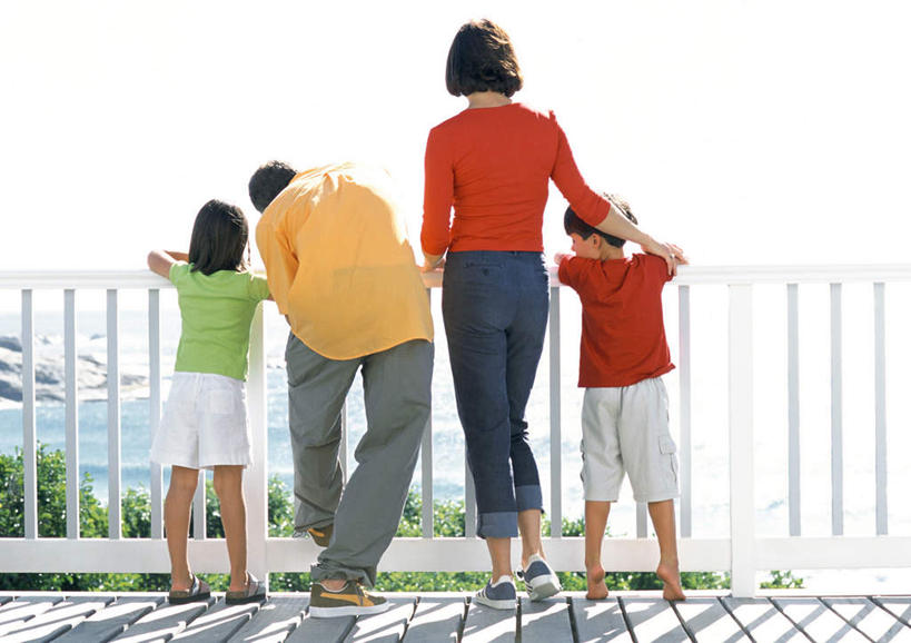 西方人,儿童,三个人,家庭,母亲,父亲,女儿,儿子,栏杆,站,抱,横图,室外,白天,纯洁,海浪,海洋,石头,植物,欧洲,欧洲人,阴影,光线,石子,影子,浪花,围栏,护栏,树,树木,小孩,背面,绿色,阳光,自然,海水,站着,温暖,温馨,父女,父子,母女,母子,一家人,父爱,可爱,母爱,童年,童趣,生长,成长,抱着,和睦,搂着,海景,童真,烂漫,无邪,天真,男孩,男人,男性,年轻男性,年轻女性,女孩,女人,女性,白种人,孩子,年轻人,大海,风浪,海,海水的波动,近岸浪,石块,岩石,涌浪,搂,搂抱,站立,彩图,全身,融洽,男生,女生