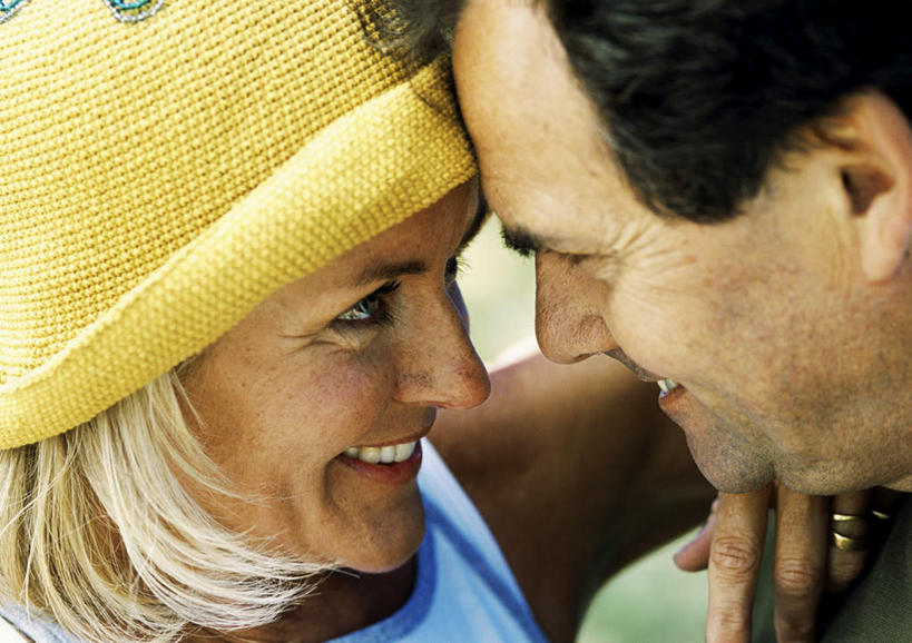 西方人,两个人,夫妻,站,笑,微笑,露齿笑,横图,室外,白天,侧面,爱情,帽子,欧洲,欧洲人,浪漫,相视,遮阳帽,站着,面对面,恩爱,恋人,对视,相对,相看,男人,男性,女人,女性,中年男性,中年女性,白种人,情侣,站立,半身,彩图,伴侣