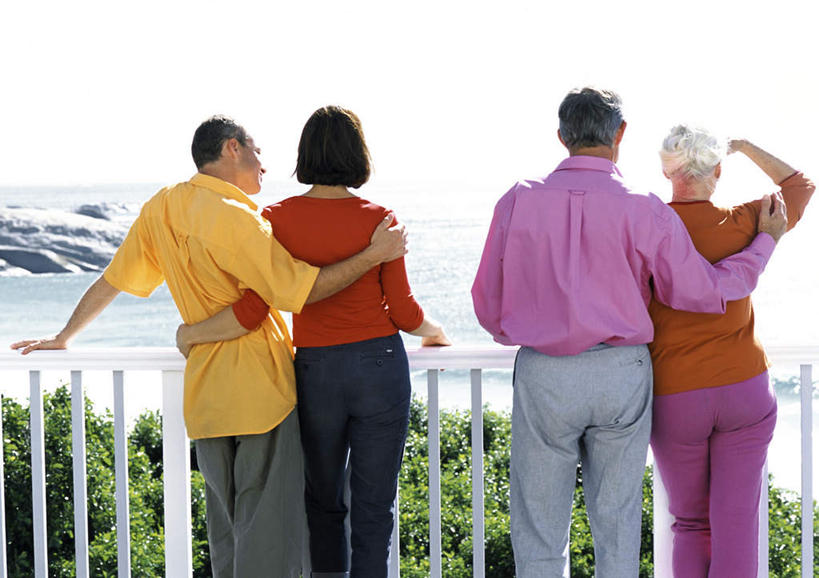 西方人,四个人,夫妻,母亲,父亲,女儿,儿子,站,说,横图,室外,白天,爱情,讨论,海浪,海洋,石头,植物,欧洲,欧洲人,指,石子,浪花,浪漫,方向,树,树木,背面,绿色,自然,海水,手势,站着,父子,母女,恩爱,父爱,母爱,恋人,生长,成长,指向,海景,交流,男人,男性,女人,女性,中年男性,中年女性,白种人,情侣,大海,风浪,海,海水的波动,近岸浪,石块,岩石,涌浪,沟通,讲话,交谈,商讨,说话,谈话,站立,半身,彩图,伴侣