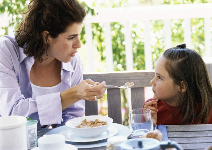 西方人,儿童,两个人,家庭,母亲,女儿,栏杆,坐,横图,室外,白天,正面,纯洁,植物,餐桌,桌子,餐具,欧洲,欧洲人,阴影,光线,碟子,盘,影子,勺子,围栏,食品,拿,拿着,注视,护栏,树,树木,食物,小孩,绿色,阳光,自然,盘子,调羹,碟,汤匙,看,温暖,温馨,母女,一家人,可爱,母爱,童年,童趣,生长,成长,餐台,和睦,关注,童真,烂漫,无邪,天真,年轻女性,女孩,女人,女性,白种人,孩子,年轻人,进餐用具,烹调用具,抬头,仰头,坐着,半身,彩图,融洽,女生