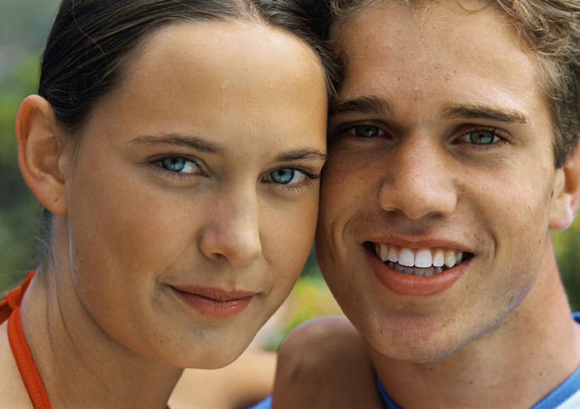 西方人,脸,头,脸颊,两个人,站,笑,微笑,露齿笑,横图,室外,特写,白天,正面,爱情,草地,草坪,植物,欧洲,欧洲人,朦胧,模糊,浪漫,草,树,树木,绿色,自然,站着,温暖,温馨,恩爱,恋人,生长,成长,和睦,男人,男性,年轻男性,年轻女性,女人,女性,白种人,头部,脸部,脸蛋,面部,情侣,站立,半身,彩图,伴侣,融洽