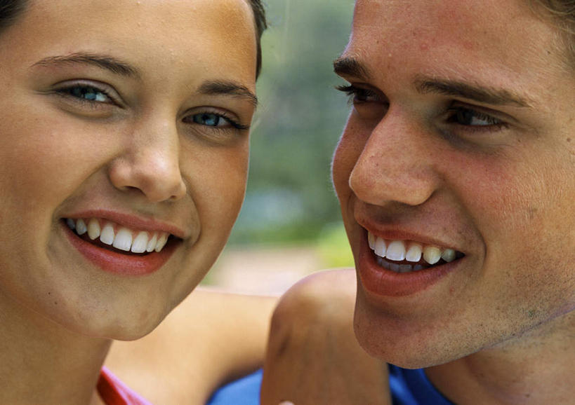 西方人,脸,头,脸颊,两个人,站,笑,微笑,露齿笑,横图,室外,特写,白天,正面,爱情,草地,草坪,植物,欧洲,欧洲人,朦胧,模糊,浪漫,草,树,树木,绿色,自然,站着,温暖,温馨,恩爱,恋人,生长,成长,和睦,男人,男性,年轻男性,年轻女性,女人,女性,白种人,头部,脸部,脸蛋,面部,情侣,站立,半身,彩图,伴侣,融洽