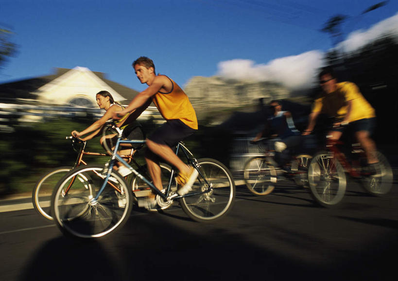 西方人,四个人,坐,横图,室外,白天,侧面,爱情,锻炼,运动,植物,道路,路,公路,自行车,欧洲,欧洲人,朦胧,模糊,墨镜,眼镜,云,云朵,交通,浪漫,云彩,车,脚踏车,树,树木,蓝色,绿色,白云,蓝天,天空,自然,太阳镜,太阳眼镜,交通工具,天,骑车,温暖,温馨,遮阳镜,恩爱,恋人,生长,成长,和睦,体育,男人,男性,年轻男性,年轻女性,女人,女性,白种人,情侣,马路,坐着,彩图,全身,健身,伴侣,融洽