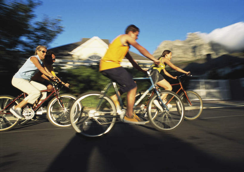 西方人,四个人,坐,横图,室外,白天,侧面,爱情,锻炼,运动,植物,道路,路,公路,自行车,欧洲,欧洲人,朦胧,模糊,墨镜,眼镜,交通,浪漫,车,脚踏车,树,树木,蓝色,绿色,蓝天,天空,自然,太阳镜,太阳眼镜,交通工具,天,骑车,温暖,温馨,遮阳镜,恩爱,恋人,生长,晴朗,成长,和睦,万里无云,体育,男人,男性,年轻男性,年轻女性,女人,女性,白种人,情侣,晴空,晴空万里,马路,坐着,彩图,全身,健身,伴侣,融洽