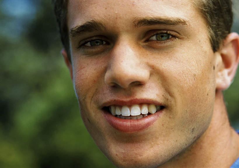 西方人,一个人,站,笑,微笑,露齿笑,横图,室外,白天,正面,植物,欧洲,欧洲人,仅一个男性,仅一个人,朦胧,模糊,树,树木,仅一个年轻男性,绿色,自然,站着,生长,成长,男人,男性,年轻男性,白种人,站立,半身,彩图