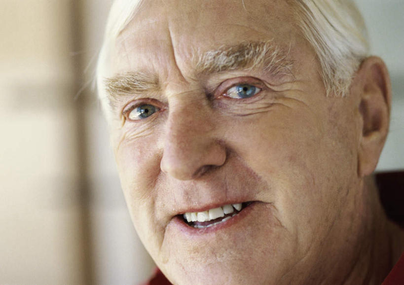 西方人,脸,头,脸颊,一个人,站,笑,微笑,露齿笑,横图,室内,特写,白天,正面,欧洲,欧洲人,仅一个男性,仅一个人,朦胧,模糊,站着,仅一个老年男性,老年男性,男人,男性,白种人,头部,脸部,脸蛋,面部,站立,半身,彩图