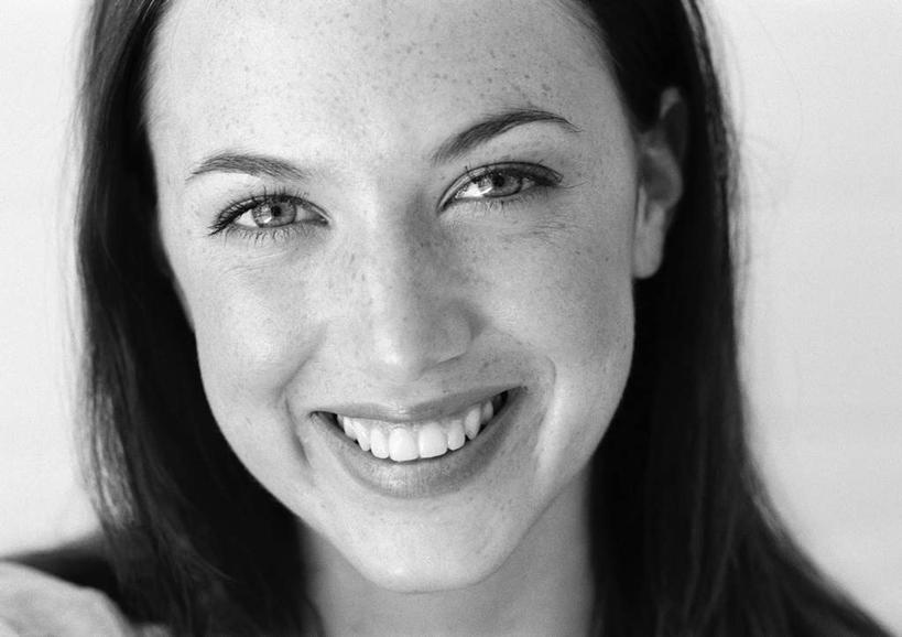 西方人,脸,头,脸颊,一个人,站,笑,微笑,露齿笑,横图,黑白,室内,特写,白天,正面,欧洲,欧洲人,仅一个年轻女性,仅一个女性,仅一个人,朦胧,模糊,站着,年轻女性,女人,女性,白种人,头部,脸部,脸蛋,面部,站立,半身