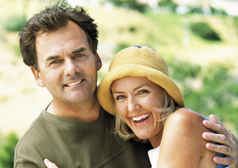 西方人,两个人,夫妻,站,抱,笑,微笑,露齿笑,横图,室外,白天,正面,爱情,植物,帽子,欧洲,欧洲人,阴影,朦胧,模糊,光线,影子,浪漫,树,树木,绿色,阳光,自然,遮阳帽,站着,恩爱,恋人,生长,成长,抱着,搂着,男人,男性,女人,女性,中年男性,中年女性,白种人,情侣,搂,搂抱,站立,半身,彩图,伴侣