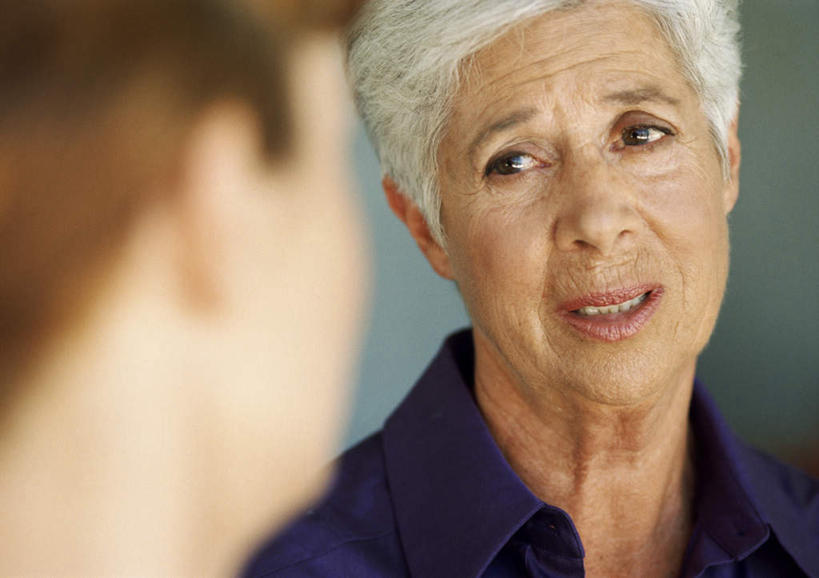 西方人,背部,两个人,家庭,母亲,女儿,站,说,横图,室内,白天,正面,讨论,欧洲,欧洲人,朦胧,模糊,相视,站着,温暖,温馨,母女,一家人,面对面,母爱,对视,和睦,相对,相看,交流,老年女性,年轻女性,女人,女性,白种人,沟通,讲话,交谈,商讨,说话,谈话,站立,半身,彩图,融洽