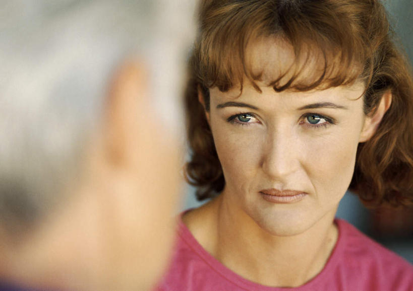 西方人,背部,两个人,家庭,母亲,女儿,站,说,横图,室内,白天,正面,讨论,欧洲,欧洲人,朦胧,模糊,相视,站着,温暖,温馨,母女,一家人,面对面,母爱,对视,和睦,相对,相看,交流,老年女性,年轻女性,女人,女性,白种人,沟通,讲话,交谈,商讨,说话,谈话,站立,半身,彩图,融洽