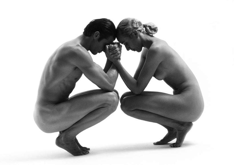 西方人,两个人,蹲,握手,横图,黑白,室内,白天,白色背景,侧面,爱情,跳舞,欧洲,欧洲人,浪漫,裸露,相视,温暖,温馨,面对面,恩爱,恋人,摄影,影棚,赤裸,对视,和睦,裸,相对,舞姿,相看,男人,男性,年轻男性,年轻女性,女人,女性,白种人,情侣,搀手,蹲着,拉手,手拉手,手握手,全身,影棚拍摄,拍摄,舞蹈,伴侣,融洽