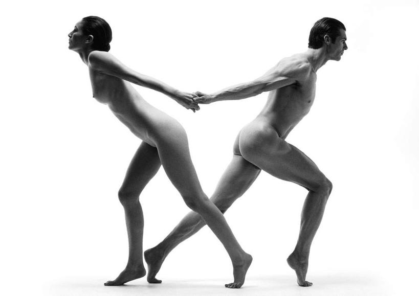 西方人,两个人,站,握手,横图,黑白,室内,白天,白色背景,侧面,爱情,跳舞,欧洲,欧洲人,浪漫,裸露,站着,温暖,温馨,恩爱,恋人,摄影,影棚,赤裸,和睦,裸,舞姿,男人,男性,年轻男性,年轻女性,女人,女性,白种人,情侣,搀手,拉手,手拉手,手握手,站立,全身,影棚拍摄,拍摄,舞蹈,伴侣,融洽