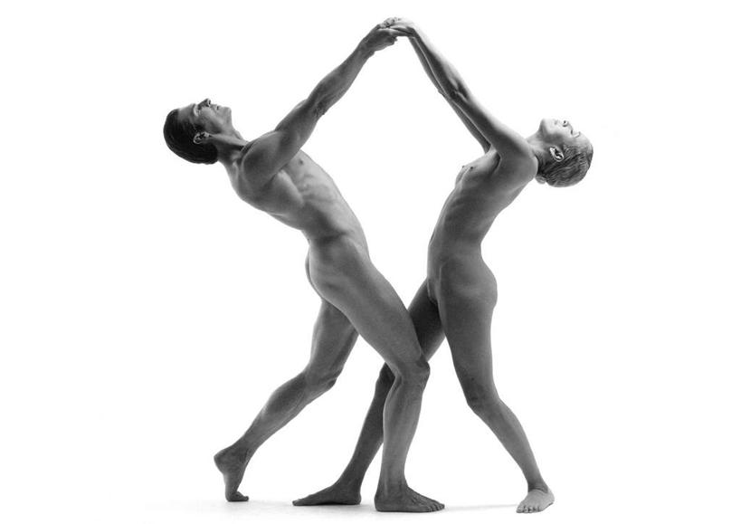 西方人,两个人,站,举,横图,黑白,室内,白天,白色背景,侧面,爱情,跳舞,欧洲,欧洲人,浪漫,裸露,托,站着,温暖,温馨,恩爱,恋人,摄影,影棚,赤裸,和睦,裸,舞姿,男人,男性,年轻男性,年轻女性,女人,女性,白种人,情侣,举起,举手,举着,向上举,向上伸,向上托,站立,全身,影棚拍摄,拍摄,舞蹈,伴侣,融洽