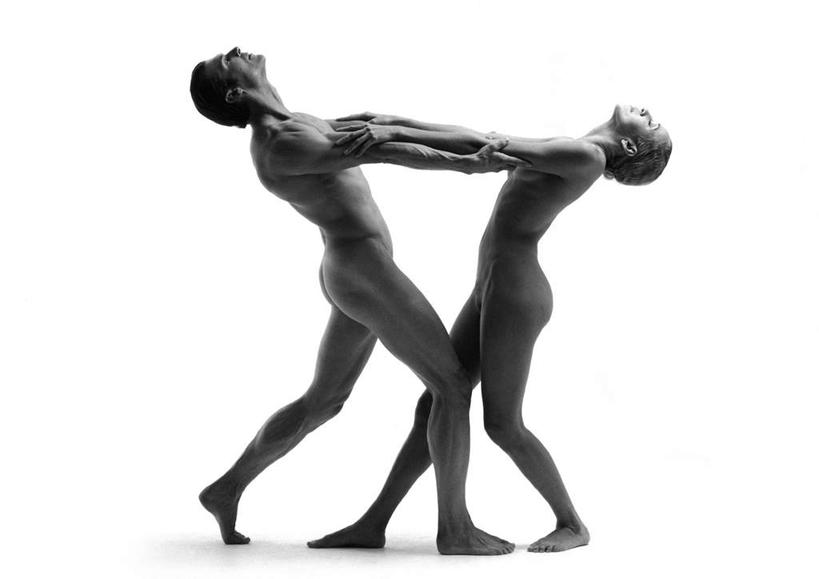 西方人,两个人,站,伸展双臂,横图,黑白,室内,白天,白色背景,侧面,爱情,跳舞,欧洲,欧洲人,浪漫,裸露,站着,温暖,温馨,恩爱,恋人,摄影,影棚,赤裸,和睦,裸,舞姿,男人,男性,年轻男性,年轻女性,女人,女性,白种人,情侣,敞开双臂,伸开双臂,展开双肩,站立,张开手臂,张开双臂,全身,影棚拍摄,拍摄,舞蹈,伴侣,融洽