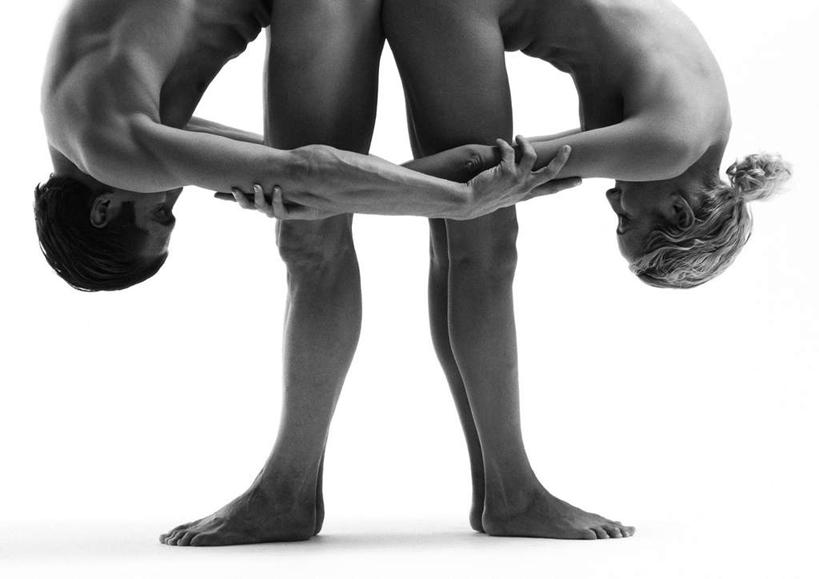 西方人,两个人,站,伸展双臂,横图,黑白,室内,白天,白色背景,侧面,爱情,跳舞,欧洲,欧洲人,弯腰,浪漫,裸露,站着,温暖,温馨,恩爱,恋人,摄影,影棚,赤裸,和睦,裸,舞姿,弯身,男人,男性,年轻男性,年轻女性,女人,女性,白种人,情侣,敞开双臂,伸开双臂,展开双肩,站立,张开手臂,张开双臂,半身,影棚拍摄,拍摄,舞蹈,伴侣,融洽