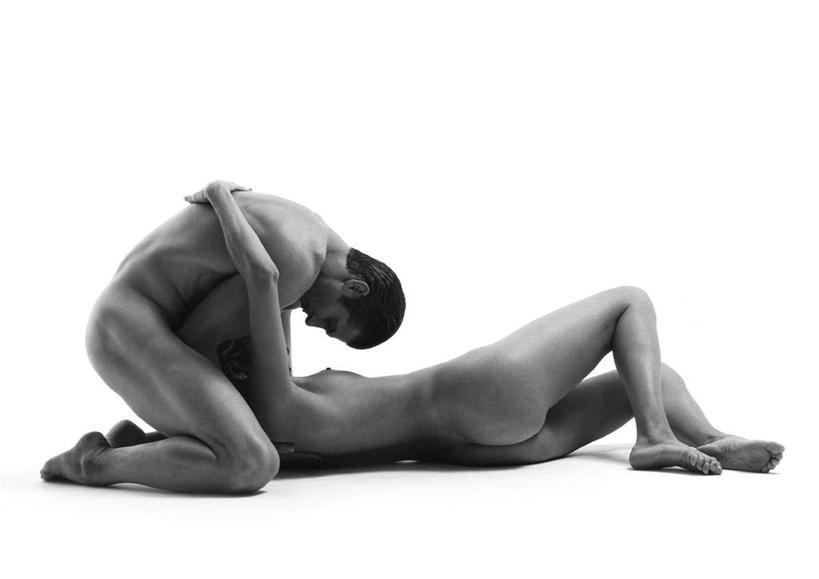 西方人,两个人,躺,跪,抱,横图,黑白,室内,白天,白色背景,侧面,爱情,欧洲,欧洲人,浪漫,裸露,温暖,温馨,恩爱,恋人,摄影,影棚,赤裸,抱着,和睦,搂着,裸,男人,男性,年轻男性,年轻女性,女人,女性,白种人,情侣,跪着,搂,搂抱,躺着,全身,影棚拍摄,拍摄,伴侣,融洽