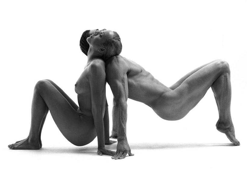 西方人,两个人,横图,黑白,室内,白天,白色背景,侧面,爱情,跳舞,安全,欧洲,欧洲人,撑,浪漫,依靠,裸露,倚靠,背靠背,温暖,温馨,恩爱,背对背,恋人,摄影,影棚,赤裸,和睦,撑着,裸,舞姿,信任,男人,男性,年轻男性,年轻女性,女人,女性,白种人,情侣,全身,影棚拍摄,拍摄,舞蹈,伴侣,融洽