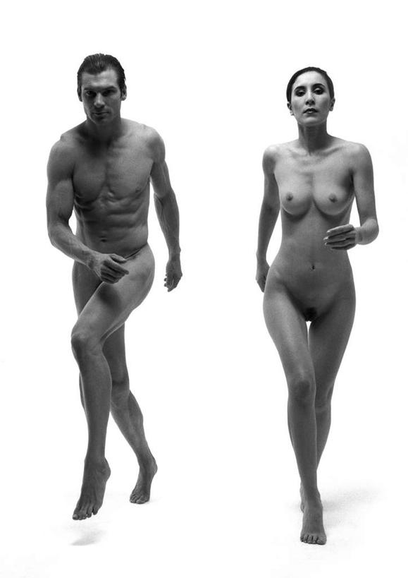 西方人,两个人,站,走,竖图,黑白,室内,白天,白色背景,正面,爱情,欧洲,欧洲人,浪漫,裸露,站着,温暖,温馨,恩爱,恋人,摄影,影棚,赤裸,和睦,裸,男人,男性,年轻男性,年轻女性,女人,女性,白种人,情侣,步行,散步,站立,走路,全身,影棚拍摄,拍摄,伴侣,融洽