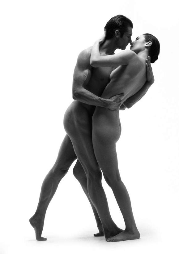 西方人,两个人,站,抱,竖图,黑白,室内,白天,白色背景,侧面,爱情,欧洲,欧洲人,浪漫,裸露,相视,站着,温暖,温馨,面对面,恩爱,恋人,摄影,影棚,赤裸,抱着,对视,和睦,搂着,裸,相对,相看,男人,男性,年轻男性,年轻女性,女人,女性,白种人,情侣,搂,搂抱,站立,全身,影棚拍摄,拍摄,伴侣,融洽