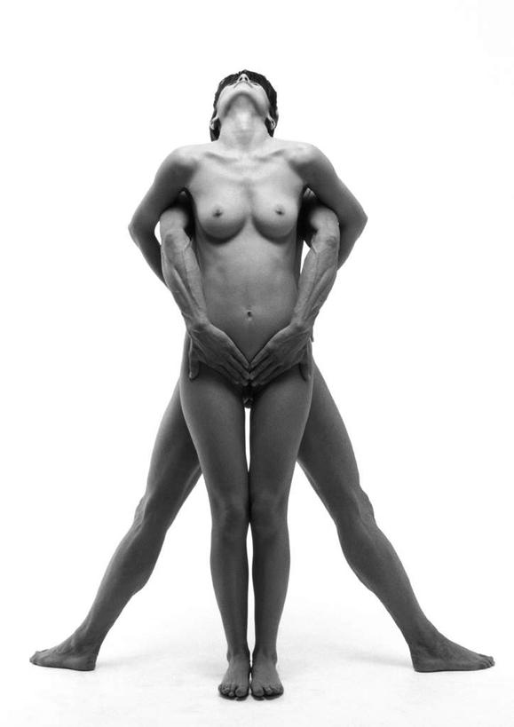 西方人,两个人,站,竖图,黑白,室内,白天,白色背景,正面,爱情,跳舞,欧洲,欧洲人,浪漫,裸露,站着,温暖,温馨,恩爱,恋人,摄影,影棚,赤裸,和睦,裸,舞姿,男人,男性,年轻男性,年轻女性,女人,女性,白种人,情侣,抬头,仰头,站立,全身,影棚拍摄,拍摄,舞蹈,伴侣,融洽