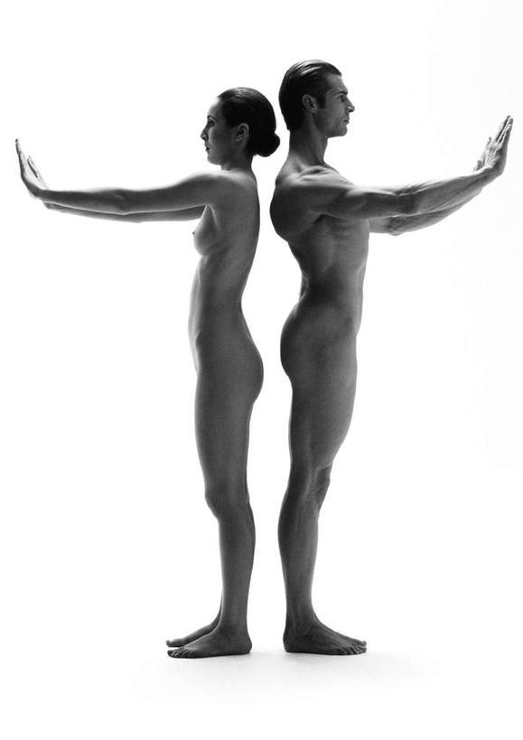 西方人,两个人,站,伸展双臂,竖图,黑白,室内,白天,白色背景,侧面,爱情,跳舞,安全,欧洲,欧洲人,浪漫,依靠,裸露,倚靠,站着,背靠背,温暖,温馨,恩爱,背对背,恋人,摄影,影棚,赤裸,和睦,裸,舞姿,信任,男人,男性,年轻男性,年轻女性,女人,女性,白种人,情侣,敞开双臂,伸开双臂,展开双肩,站立,张开手臂,张开双臂,全身,影棚拍摄,拍摄,舞蹈,伴侣,融洽