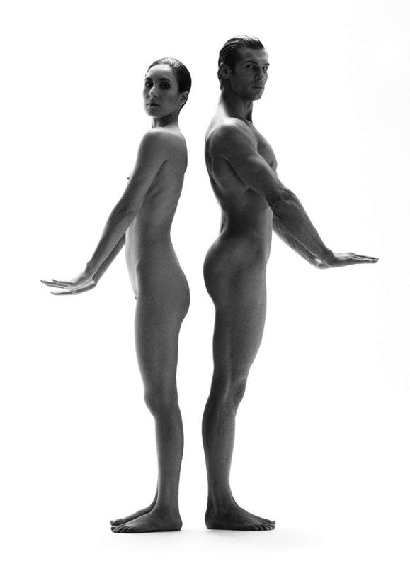 西方人,两个人,站,伸展双臂,竖图,黑白,室内,白天,白色背景,侧面,爱情,跳舞,安全,欧洲,欧洲人,浪漫,依靠,裸露,倚靠,站着,背靠背,温暖,温馨,恩爱,背对背,恋人,摄影,影棚,赤裸,和睦,裸,舞姿,信任,男人,男性,年轻男性,年轻女性,女人,女性,白种人,情侣,敞开双臂,伸开双臂,展开双肩,站立,张开手臂,张开双臂,全身,影棚拍摄,拍摄,舞蹈,伴侣,融洽