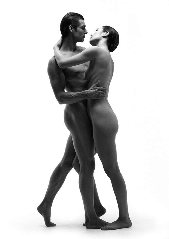 西方人,两个人,站,抱,竖图,黑白,室内,白天,白色背景,侧面,爱情,跳舞,欧洲,欧洲人,浪漫,裸露,相视,站着,温暖,温馨,面对面,恩爱,恋人,摄影,影棚,赤裸,抱着,对视,和睦,搂着,裸,相对,舞姿,相看,男人,男性,年轻男性,年轻女性,女人,女性,白种人,情侣,搂,搂抱,站立,全身,影棚拍摄,拍摄,舞蹈,伴侣,融洽