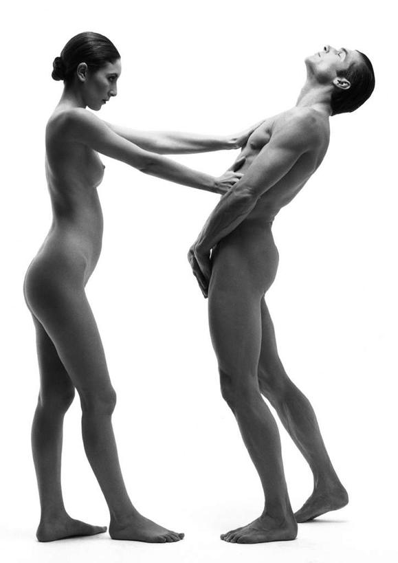 西方人,两个人,站,伸展双臂,竖图,黑白,室内,白天,白色背景,侧面,爱情,跳舞,欧洲,欧洲人,浪漫,裸露,相视,站着,温暖,温馨,面对面,恩爱,恋人,摄影,影棚,赤裸,对视,和睦,裸,相对,舞姿,相看,男人,男性,年轻男性,年轻女性,女人,女性,白种人,情侣,敞开双臂,伸开双臂,展开双肩,站立,张开手臂,张开双臂,全身,影棚拍摄,拍摄,舞蹈,伴侣,融洽