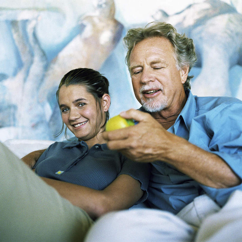 西方人,儿童,两个人,家庭,父亲,女儿,坐,笑,微笑,方图,室内,白天,侧面,纯洁,苹果,水果,欧洲,欧洲人,服装,新鲜,生食,食品,果实,拿,拿着,休闲装,食物,一个,小孩,衣服,绿色,休闲,温暖,温馨,父女,一家人,休闲服,父爱,可爱,童年,童趣,服饰,有机食品,绿色食品,单个,和睦,童真,烂漫,无邪,天真,男人,男性,女孩,中年男性,白种人,孩子,年轻人,坐着,半身,彩图,融洽,女生