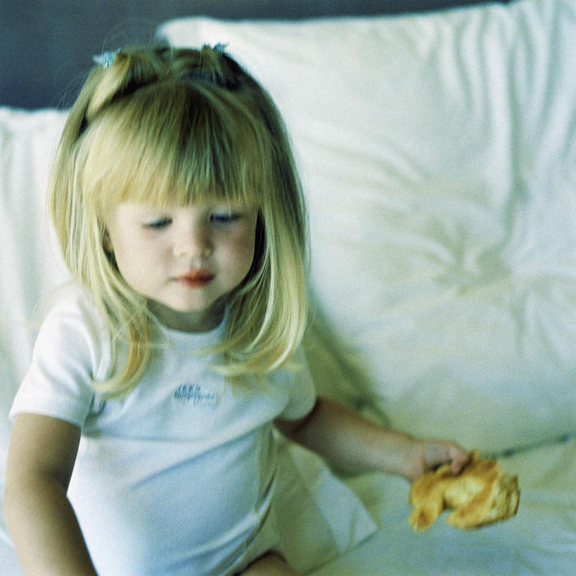 点心,面包,西方人,儿童,一个人,坐,方图,俯视,室内,白天,纯洁,床,卧室,欧洲,欧洲人,仅一个女性,仅一个人,双人床,食品,面点,床单,拿,拿着,被子,食物,糕点,小孩,仅一个小孩,可爱,童年,童趣,被单,童真,烂漫,无邪,天真,女孩,女人,女性,白种人,孩子,坐着,半身,彩图,高角度拍摄,睡房,卧房,女生