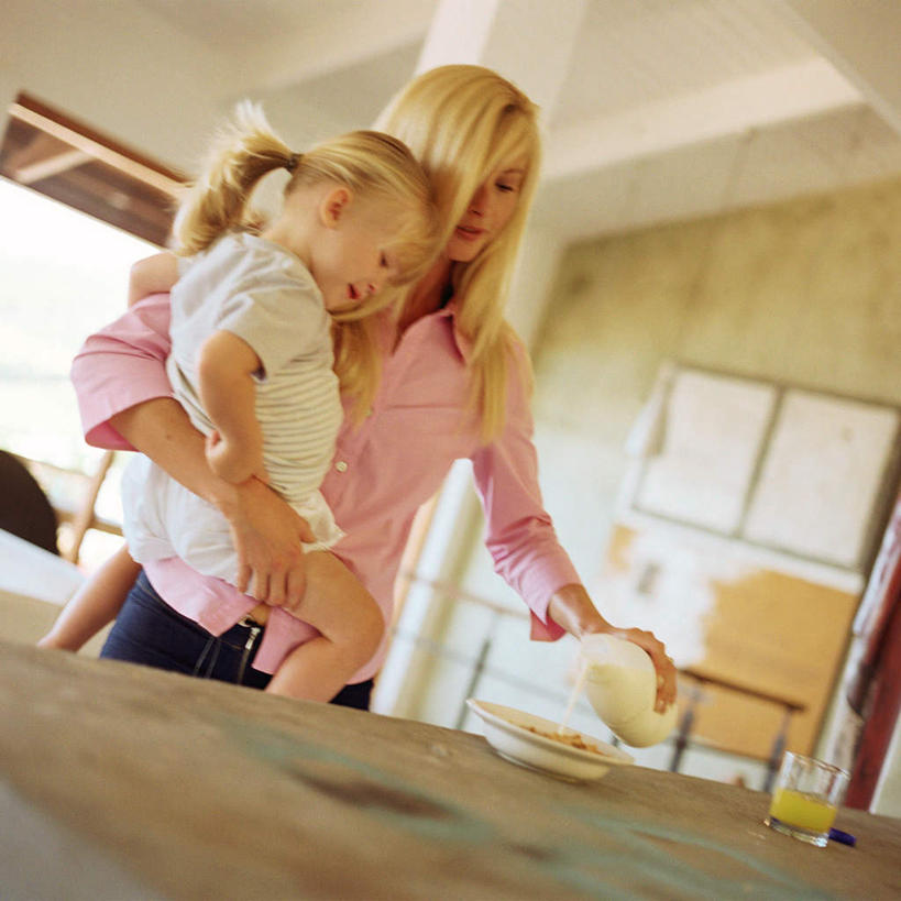 牛奶,西方人,儿童,两个人,家庭,母亲,女儿,站,抱,方图,室内,白天,仰视,早餐,纯洁,餐桌,桌子,餐具,欧洲,欧洲人,倒,谷物,食品,饮品,营养,拿,拿着,美食,饮食,饮料,小孩,瓶子,塑料制品,碗,站着,温暖,温馨,母女,一家人,塑料瓶,可爱,母爱,童年,童趣,保健,餐台,抱着,麦片,和睦,乳制品,搂着,奶,童真,烂漫,无邪,安神,天真,年轻女性,女孩,女人,女性,白种人,孩子,年轻人,进餐用具,烹调用具,搂,搂抱,站立,半身,彩图,低角度拍摄,融洽,女生