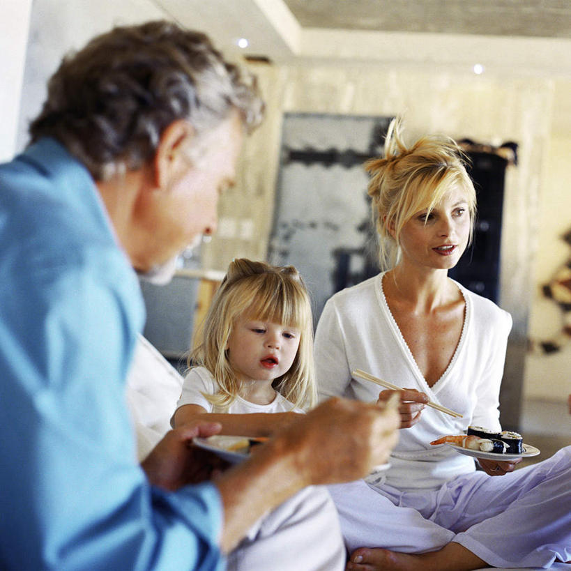 寿司,西方人,儿童,三个人,家庭,母亲,父亲,女儿,坐,方图,室内,白天,正面,纯洁,床,筷子,卧室,餐具,欧洲,欧洲人,服装,碟子,盘,双人床,食品,床单,拿,拿着,休闲装,被子,食物,小孩,衣服,蓝色,白色,盘子,碟,休闲,温暖,温馨,父女,母女,三口之家,一家人,休闲服,父爱,可爱,母爱,童年,童趣,服饰,和睦,被单,童真,烂漫,无邪,天真,男人,男性,年轻男性,年轻女性,女孩,女人,女性,白种人,孩子,年轻人,坐着,半身,彩图,睡房,卧房,融洽,女生