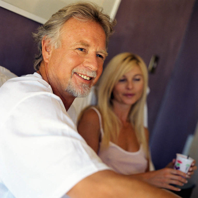 西方人,胡须,两个人,夫妻,坐,笑,微笑,露齿笑,方图,室内,白天,侧面,爱情,床,卧室,欧洲,欧洲人,双人床,床单,浪漫,被子,恩爱,恋人,被单,老年男性,男人,男性,年轻女性,女人,女性,白种人,胡子,络腮胡,情侣,坐着,半身,彩图,睡房,卧房,伴侣