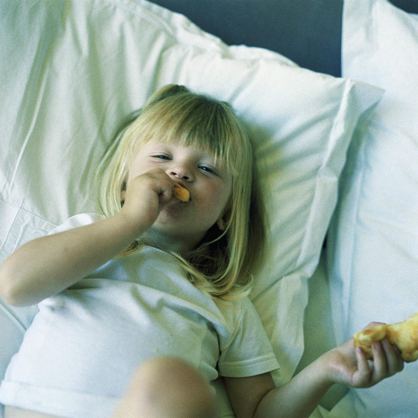 点心,面包,西方人,儿童,一个人,躺,方图,俯视,室内,白天,纯洁,床,卧室,欧洲,欧洲人,仅一个女性,仅一个人,食品,面点,床单,拿,拿着,被子,食物,糕点,小孩,仅一个小孩,可爱,童年,童趣,单人床,被单,童真,烂漫,无邪,天真,女孩,女人,女性,白种人,孩子,躺着,半身,彩图,高角度拍摄,睡房,卧房,女生