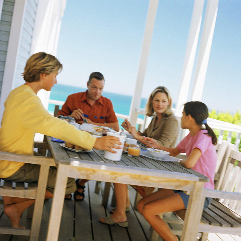 西方人,儿童,四个人,家庭,母亲,父亲,女儿,儿子,坐,方图,室外,白天,侧面,纯洁,海浪,海洋,植物,餐桌,桌子,杯子,欧洲,欧洲人,瓷器,勺子,浪花,咖啡杯,陶瓷制品,拿,拿着,玻璃制品,树,树木,小孩,蓝色,绿色,蓝天,天空,自然,海水,水杯,调羹,汤匙,天,温暖,温馨,父女,父子,母女,母子,一家人,父爱,可爱,母爱,童年,童趣,生长,成长,餐台,和睦,瓷杯,海景,童真,烂漫,无邪,天真,男孩,男人,男性,年轻男性,年轻女性,女孩,女人,女性,白种人,孩子,年轻人,玻璃杯,大海,风浪,海,海水的波动,近岸浪,涌浪,坐着,半身,彩图,融洽,男生,女生