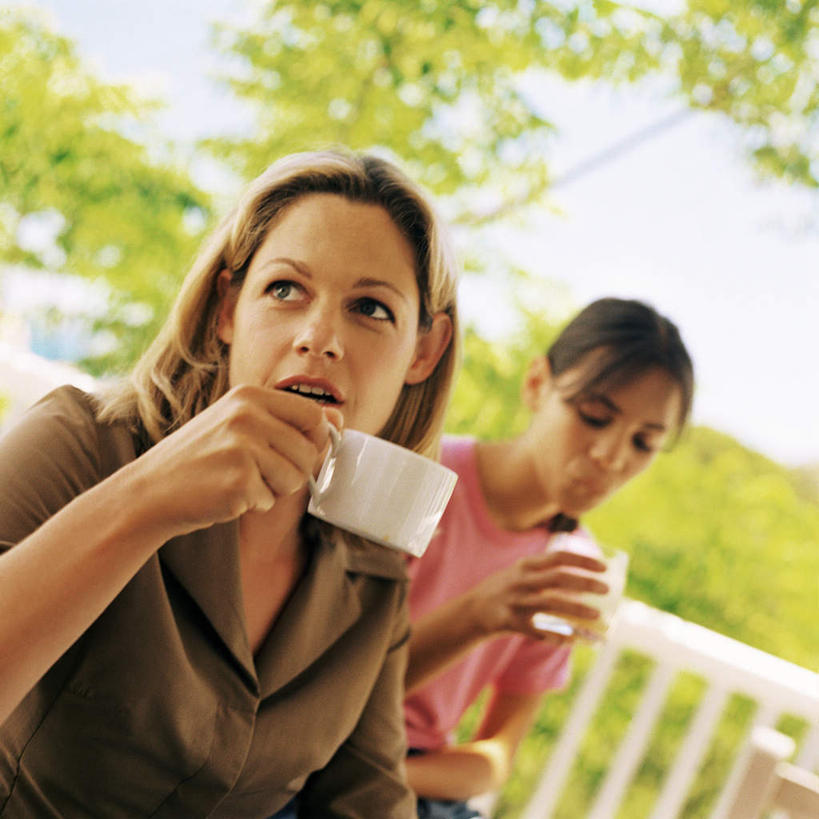 西方人,儿童,两个人,家庭,母亲,女儿,栏杆,坐,方图,室外,白天,正面,纯洁,植物,杯子,欧洲,欧洲人,朦胧,模糊,瓷器,围栏,咖啡杯,陶瓷制品,拿,拿着,护栏,树,树木,小孩,绿色,自然,温暖,温馨,母女,一家人,可爱,母爱,童年,童趣,生长,成长,和睦,瓷杯,童真,烂漫,无邪,天真,年轻女性,女孩,女人,女性,白种人,孩子,年轻人,坐着,半身,彩图,融洽,女生