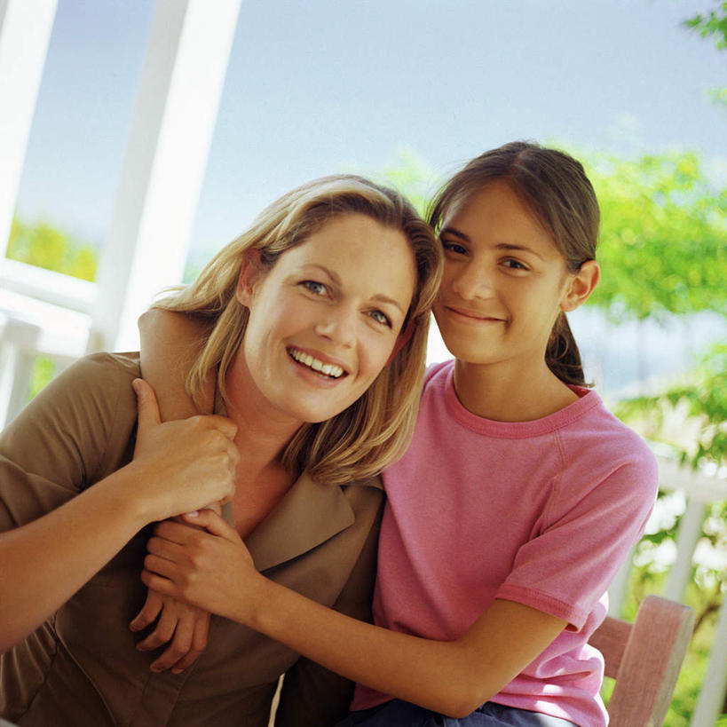 西方人,儿童,两个人,家庭,母亲,女儿,站,抱,笑,微笑,露齿笑,方图,室外,白天,正面,纯洁,植物,欧洲,欧洲人,阴影,光线,影子,树,树木,小孩,绿色,阳光,自然,站着,温暖,温馨,母女,一家人,可爱,母爱,童年,童趣,生长,成长,抱着,和睦,搂着,童真,烂漫,无邪,天真,年轻女性,女孩,女人,女性,白种人,孩子,年轻人,搂,搂抱,站立,半身,彩图,融洽,女生