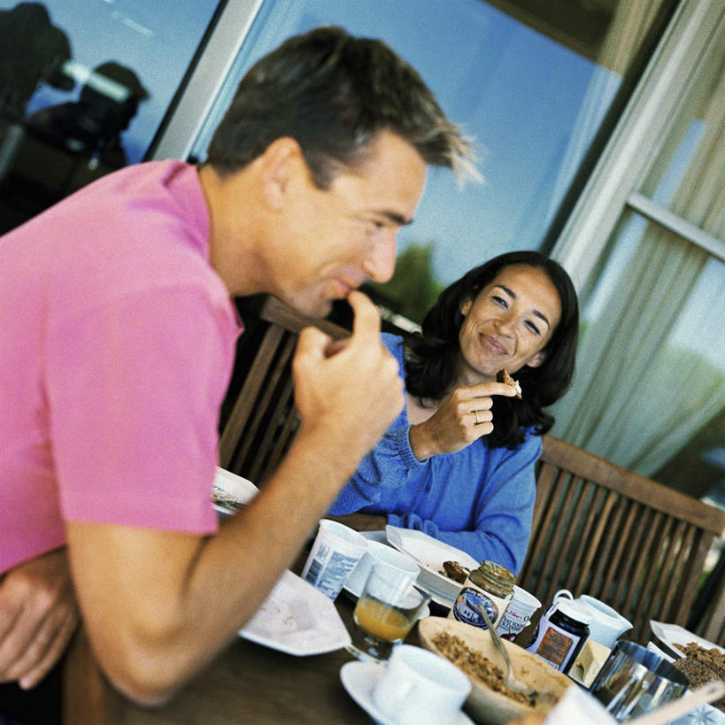 点心,面包,西方人,两个人,夫妻,坐,方图,室内,白天,正面,爱情,餐桌,桌子,杯子,餐具,欧洲,欧洲人,撑,服装,瓷器,碟子,盘,食品,面点,咖啡杯,陶瓷制品,浪漫,托腮,休闲装,食物,糕点,衣服,红色,蓝色,盘子,碟,托,休闲,休闲服,恩爱,恋人,服饰,餐台,托下巴,瓷杯,男人,男性,女人,女性,中年男性,中年女性,白种人,情侣,坐着,半身,彩图,伴侣