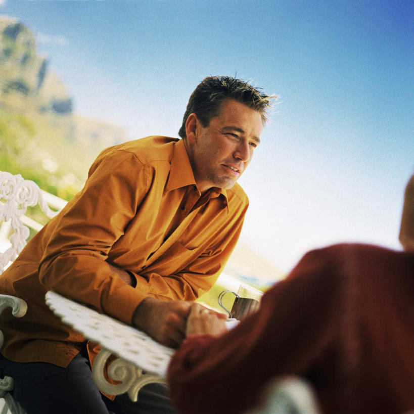 西方人,两个人,夫妻,坐,方图,室外,白天,仰视,衬衫,爱情,植物,欧洲,欧洲人,朦胧,模糊,浪漫,树,树木,蓝色,绿色,蓝天,天空,自然,天,橙色,恩爱,恋人,生长,成长,男人,男性,女人,女性,中年男性,中年女性,白种人,情侣,坐着,半身,彩图,低角度拍摄,衬衣,伴侣