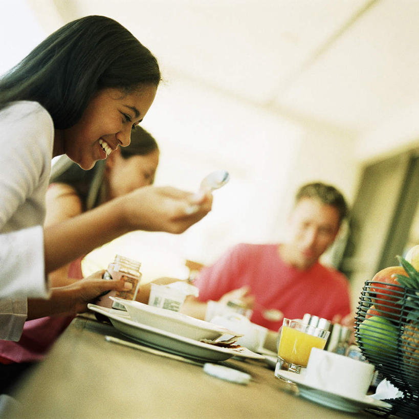 西方人,儿童,四个人,家庭,母亲,父亲,女儿,站,坐,方图,室外,白天,侧面,纯洁,餐桌,窗户,落地窗,桌子,杯子,餐具,欧洲,欧洲人,朦胧,模糊,瓷器,碟子,盘,橙汁,咖啡杯,陶瓷制品,玻璃窗,玻璃制品,饮料,小孩,盘子,水杯,碟,站着,温暖,温馨,父女,母女,一家人,父爱,可爱,母爱,童年,童趣,餐台,和睦,瓷杯,童真,烂漫,无邪,天真,男人,男性,年轻男性,年轻女性,女孩,女人,女性,白种人,孩子,年轻人,玻璃杯,站立,坐着,半身,彩图,融洽,女生